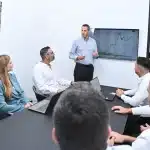 עמרי זכריה וצוות האתר של איי גמל נט מנתחים את ביצועי קופות הגמל ואת היתרונות של פוליסות חיסכון