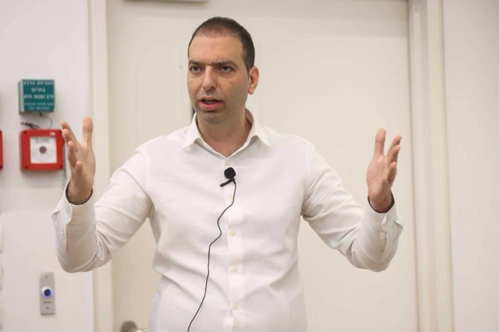 עוז אספיר מרצה בכנס פיננסי